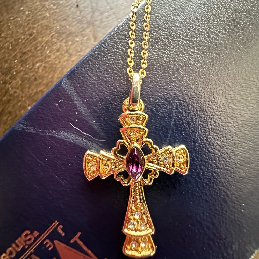 Amethyst stone 20” cross EUC